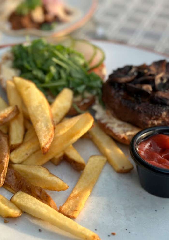 menu pour enfants avec des options de plats nutritifs et savoureux, spécialement conçus pour les petits avec une présentation amusante.